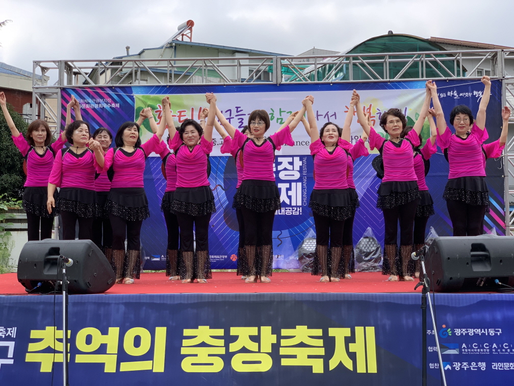 광주 충장축제 – 전남여자중·고등학교총동창회 대표팀 '라일락' 참가 공연을 마치고